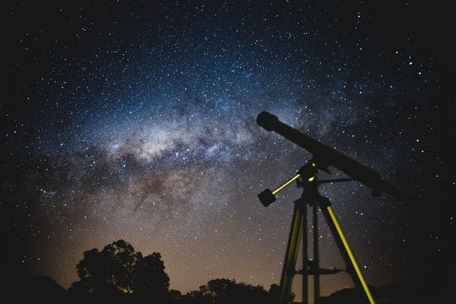 Teleskop um Sternenhimmel und Sternbilder zu beobachten