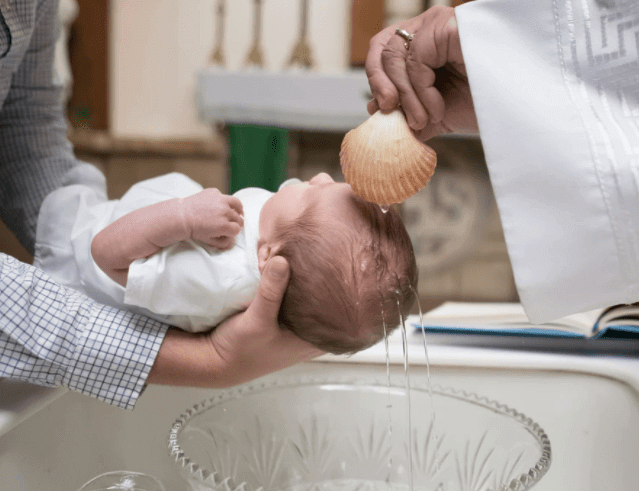 Kind bekommt eine Sterntaufe als Taufgeschenk