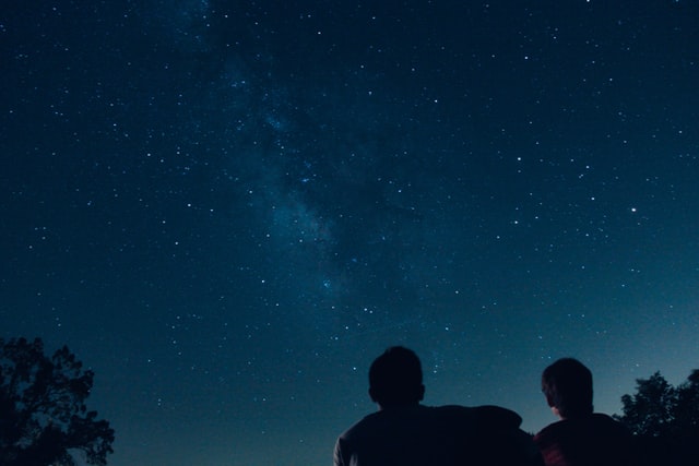 Freunde observieren gemeinsam den Sternenhimmel