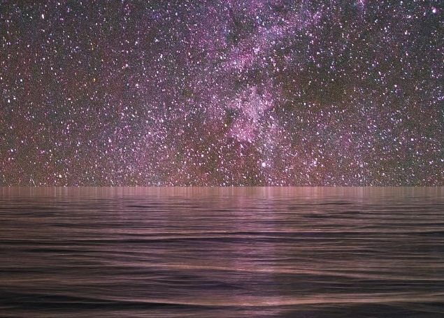 Sternenhimmel reflektiert sich im Meer