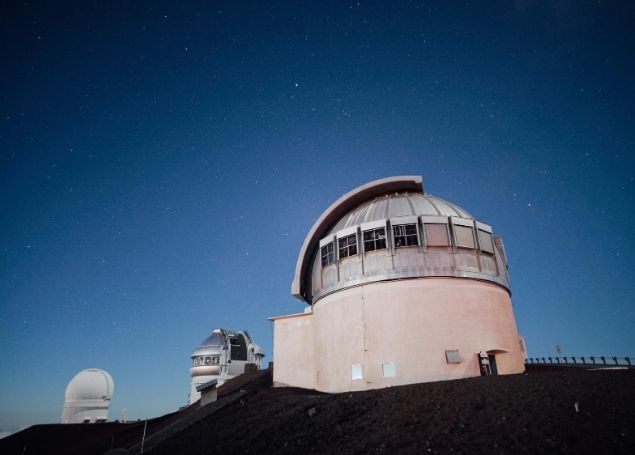 Observatorium um Sterne zu beobachten vor Sternenhimmel