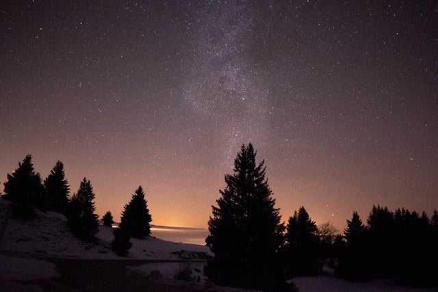 Sternenhimmel über verschneiter Landschaft