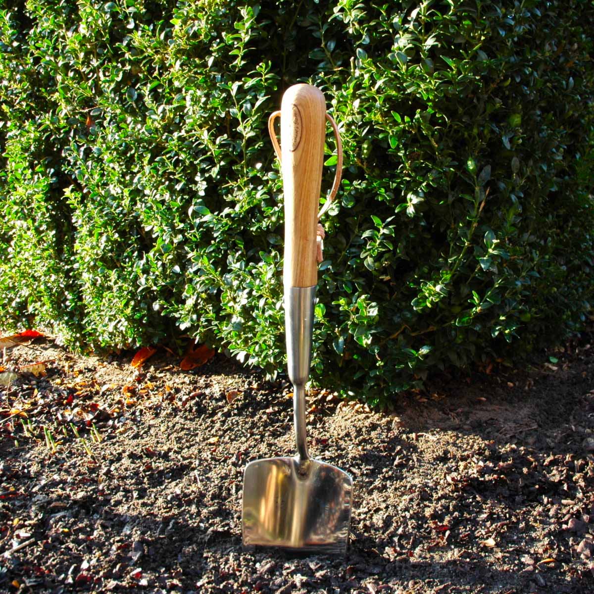 Aanvrager wassen Ontkennen Schop - ↑ 47 cm - RVS - Essenhout - Schep voor in de tuin in geschenkd –  FLESSENTUIN