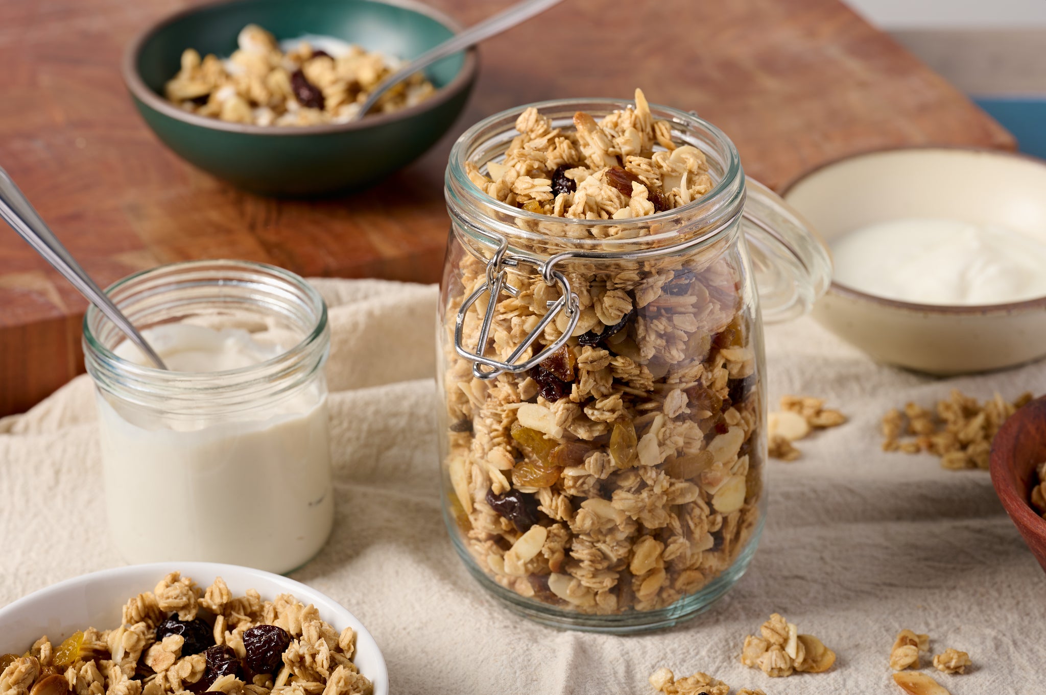 granola au levain dans un pot avec pot de yogourt à gauche