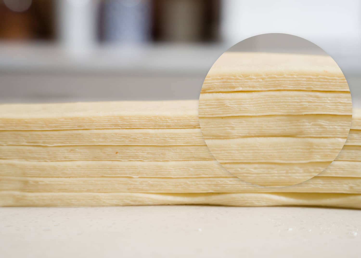 gros plan d'une coupe transversale de pâte montrant le laminage