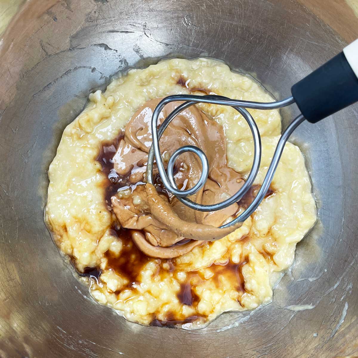 Purée de bananes, beurre de noix de cajou et extrait de vanille dans un bol.