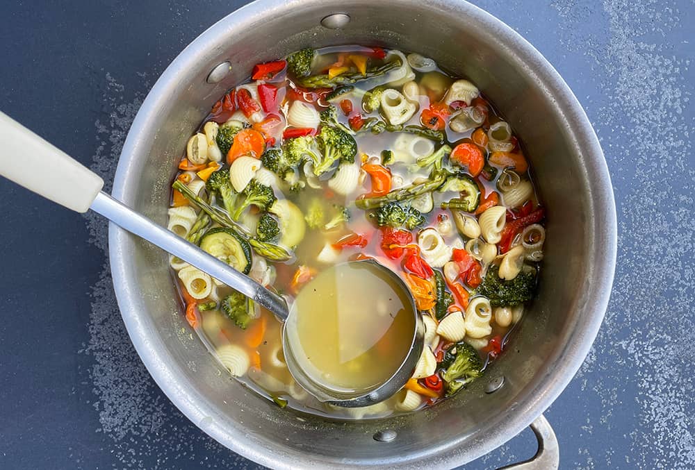 Mélange de soupe aux légumes dans une marmite en fer
