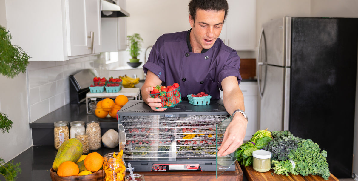 Chef Mario Fabbri avec le déshydrateur Sahara