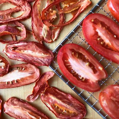 Photo de tomates prunes coupées en tranches