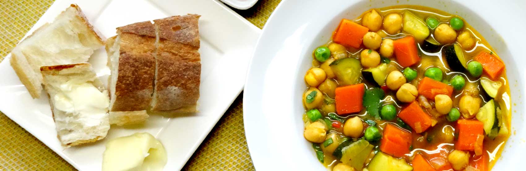 Soupe végétarienne aux pois chiches au curry à cuisson lente, servie avec du pain