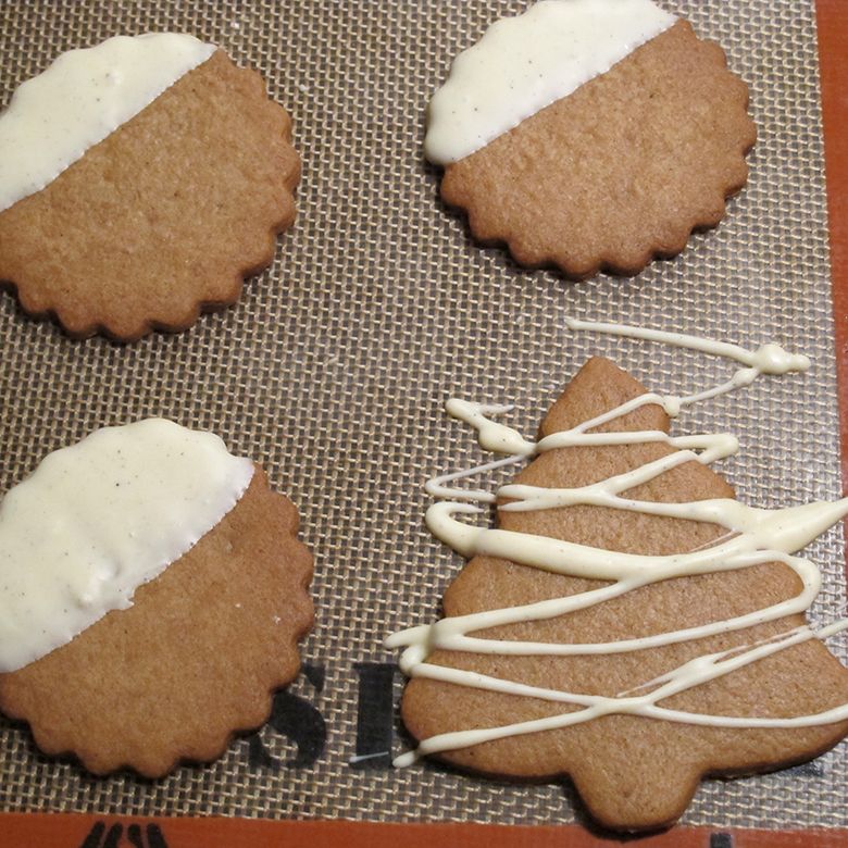 White chocolate decorated cookies