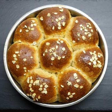 Baked rolls in the round cake pan