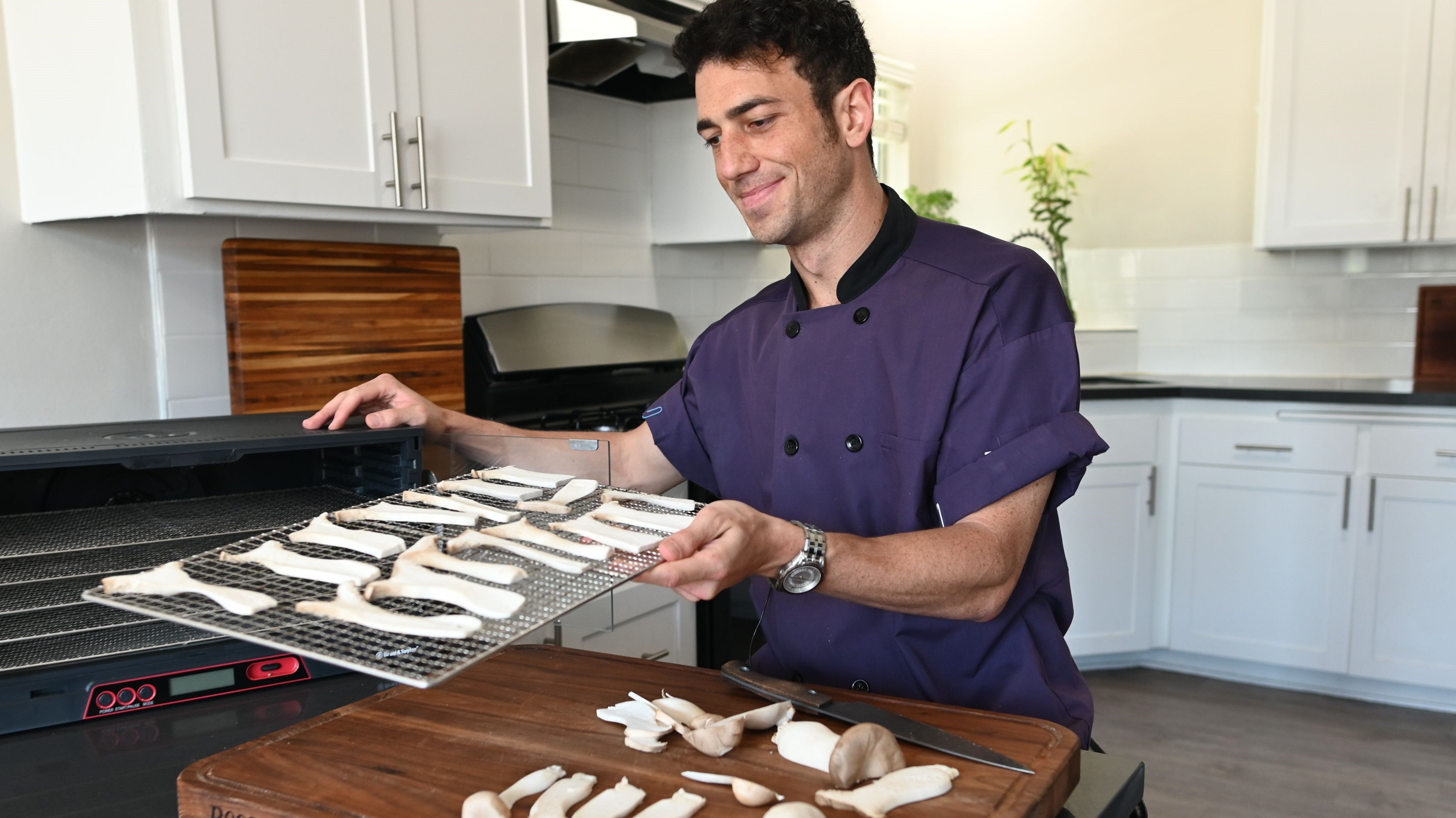 Mario Fabbri dehydrating king oyster mushrooms