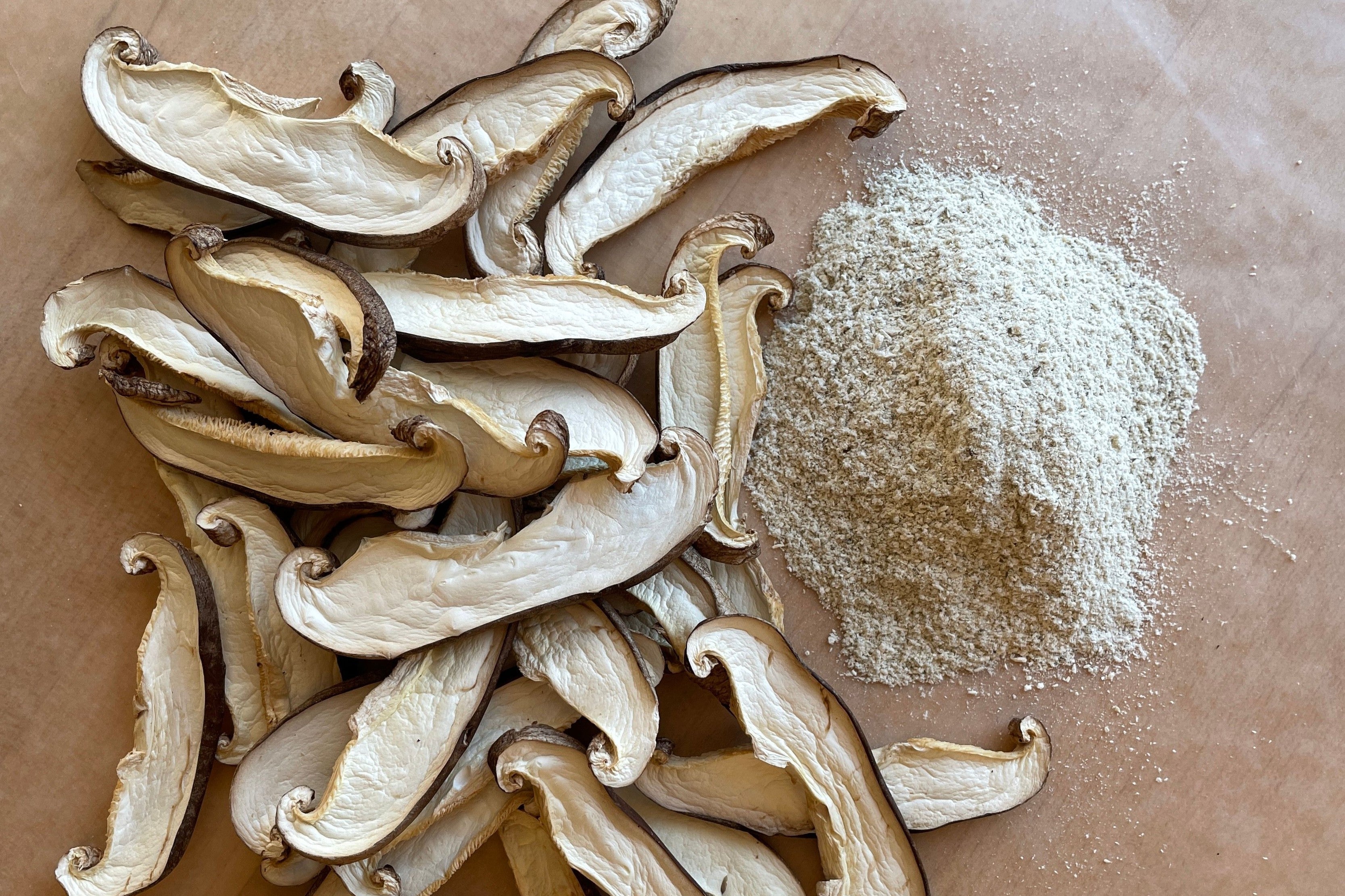 Dehydrated mushroom slices and mushroom powder