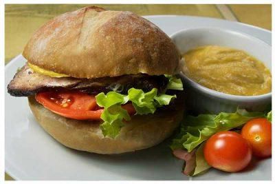 Sandwich au rôti de palette avec une tranche de tomate et de la laitue