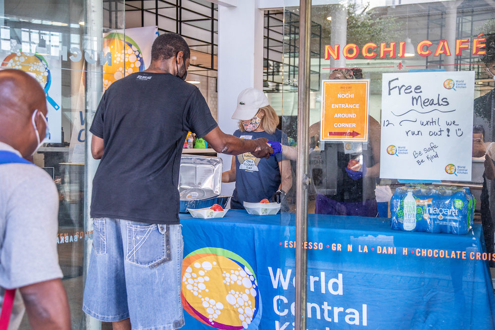 Le personnel de la World Central Kitchen sert les repas