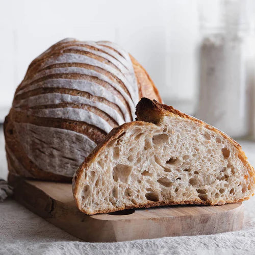 Tranche de pain au levain montrant l'intérieur de la miche