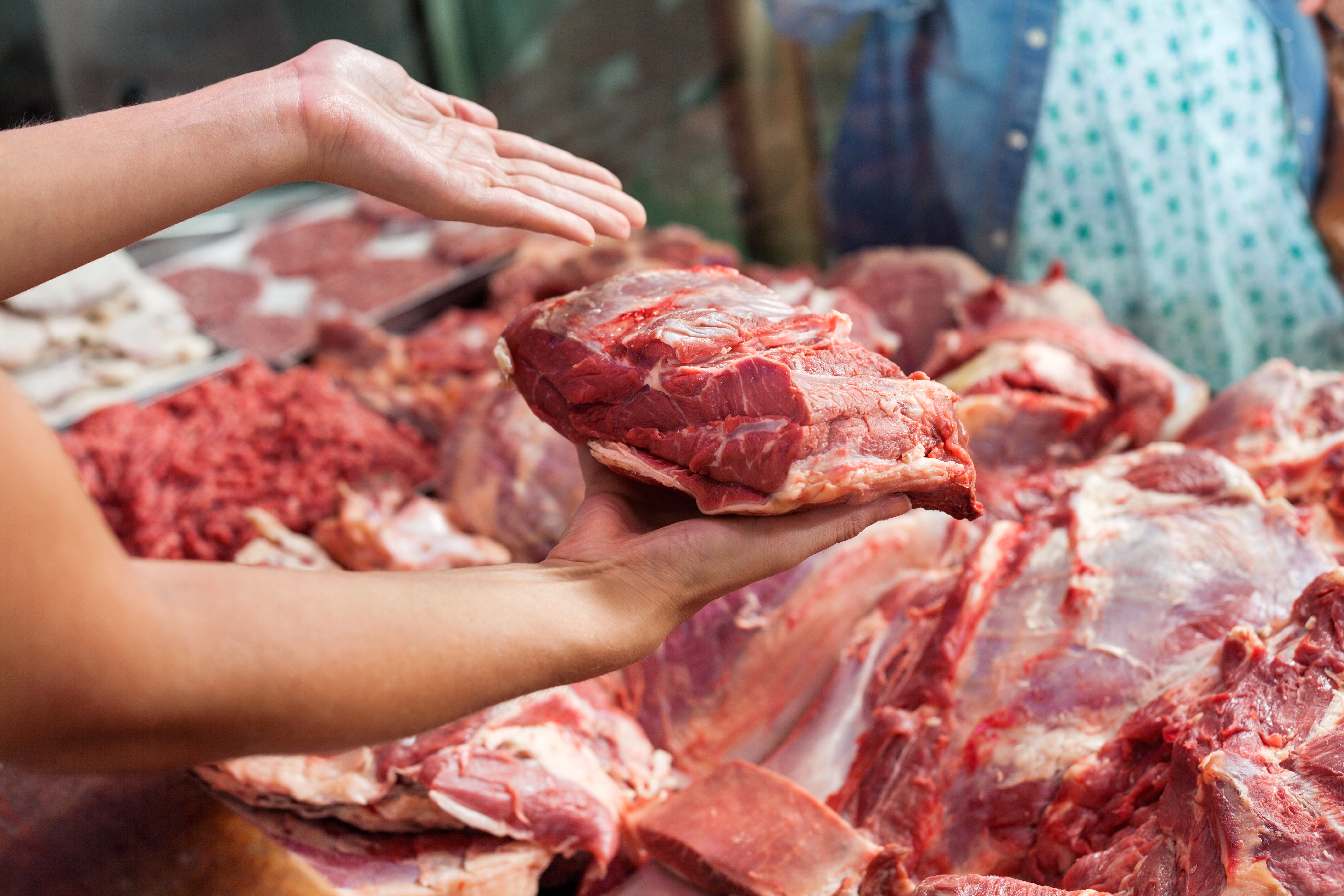 Торговля мясом на улице с машины