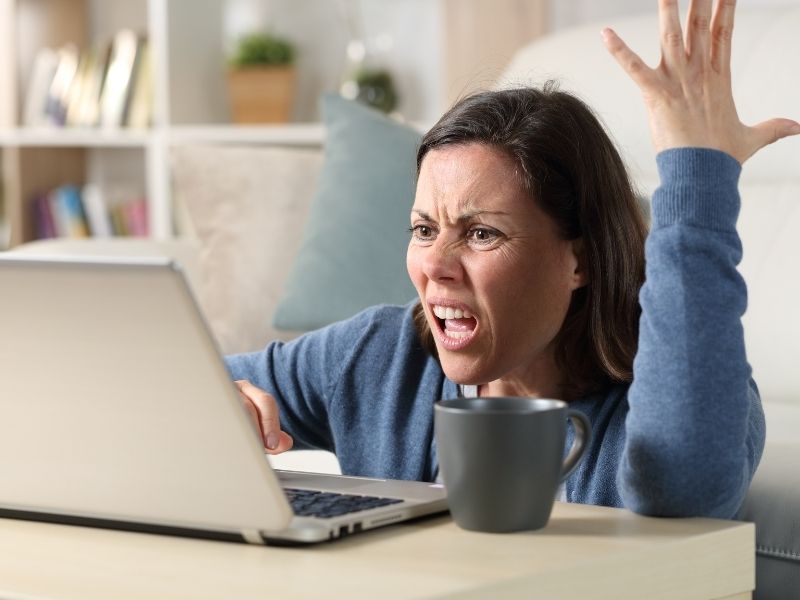 Mujer disgustada por un problema que ha visto en su computador. 