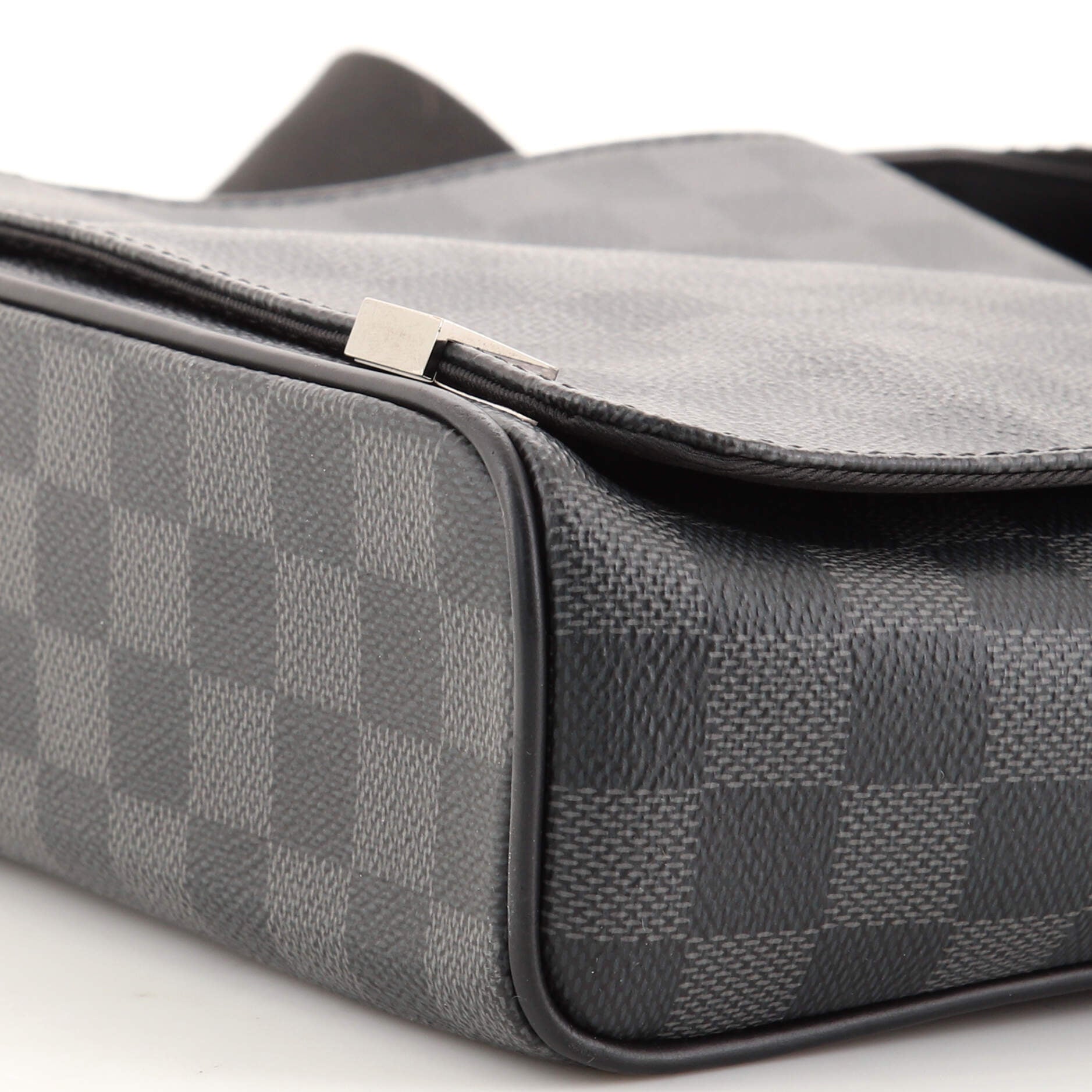 Louis Vuitton District MM bag (Medium model) Black ref.238728 - Joli Closet