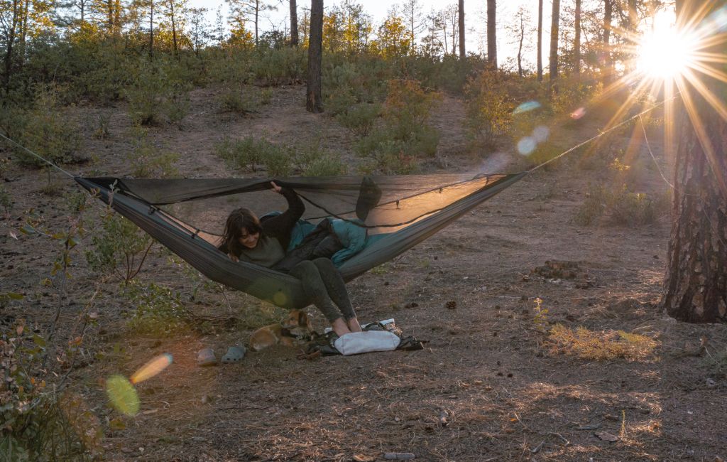 hiker setting up a hammock