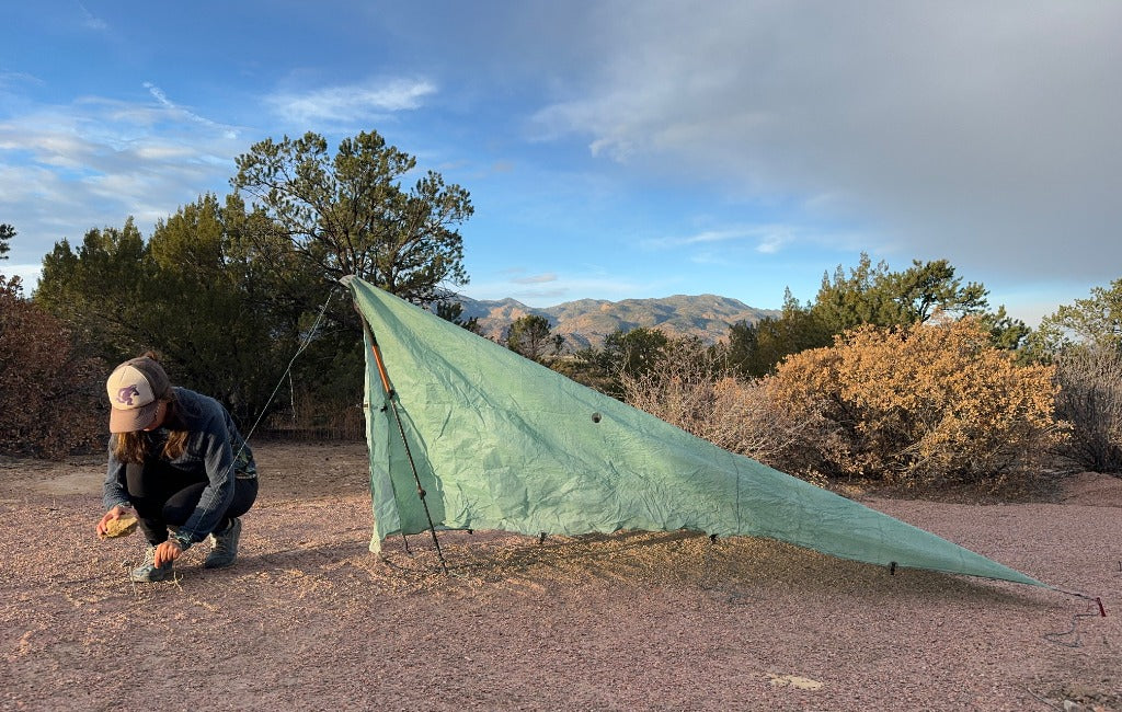 hiker setting up hyperlite mountain gear flat tarp