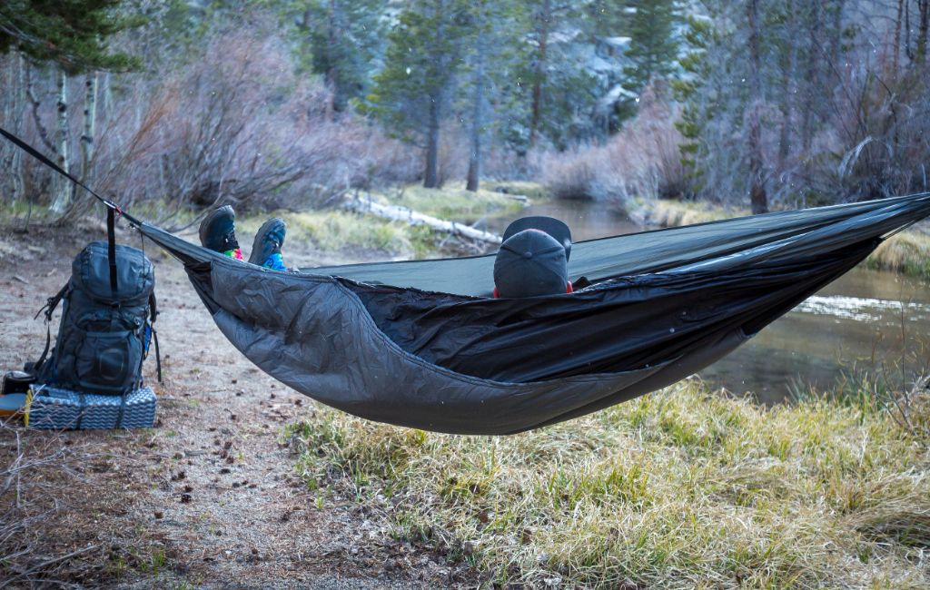 hiker using hammock underquilt