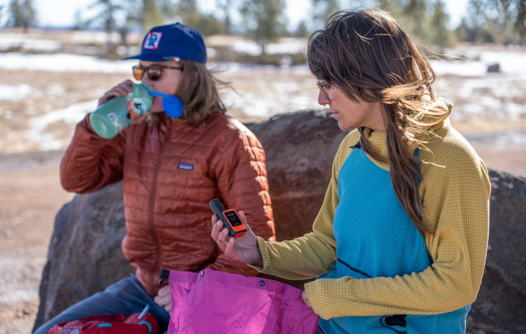 hikers using satellite messenger