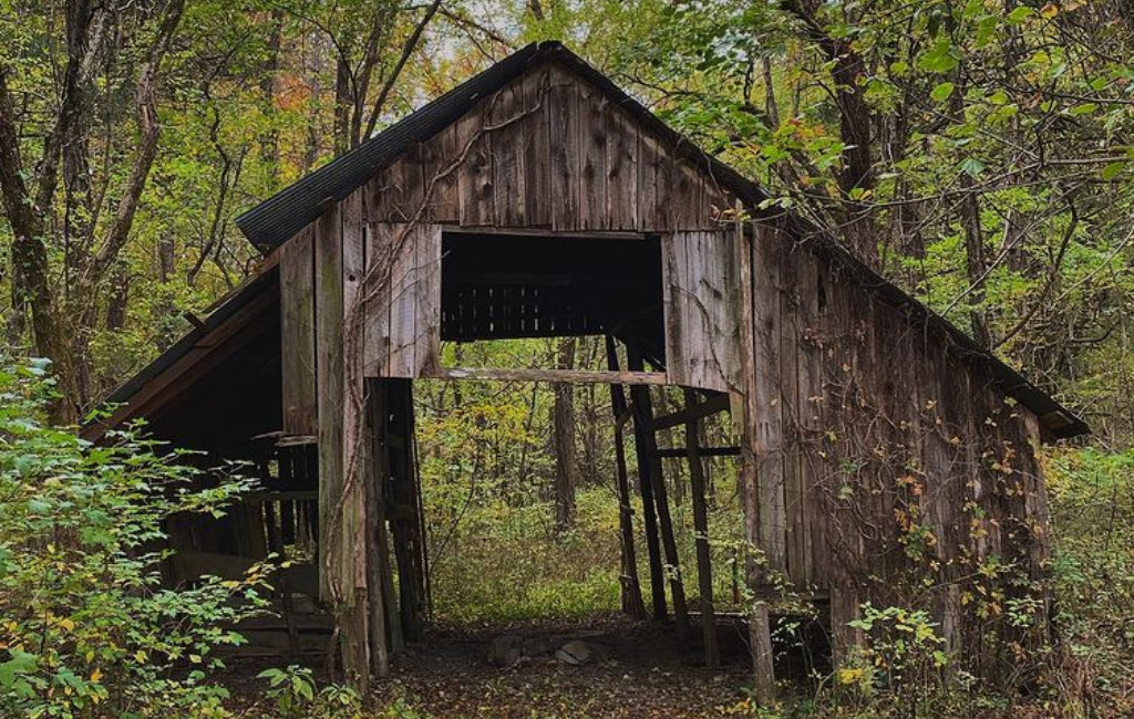 old-structure-ozark-highlands-trail