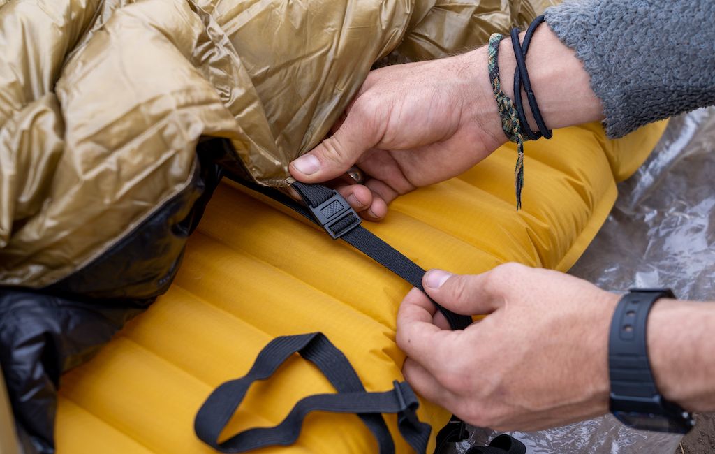 Using clips to secure a quilt to a sleeping pad