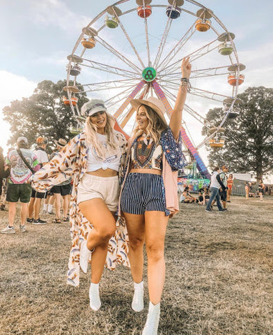 Influencers, Mamie Ruth, Blogger, Kimono, Bonnaroo, Festi, Festival Girl, Friends, Music, High waisted shorts, white booties, graphic tee