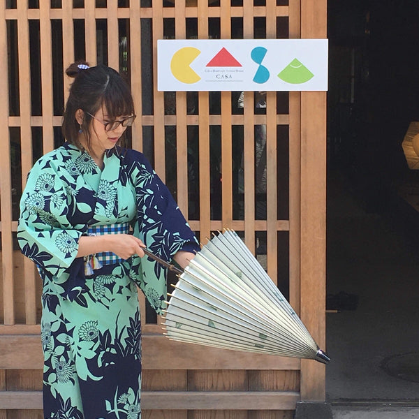 Paraguas japonés kimono coordinación con estampado de hojas de cáñamo