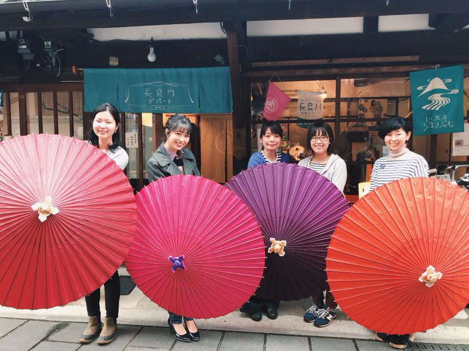 来自 Momoiro Clover Z 的 Ayaka Sasaki 和日本雨伞