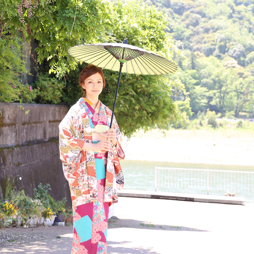 Coordinación de kimono con paraguas japonés amarillo-verde