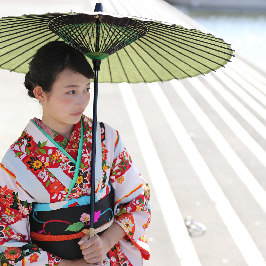 Coordinación de kimono con paraguas japonés amarillo-verde