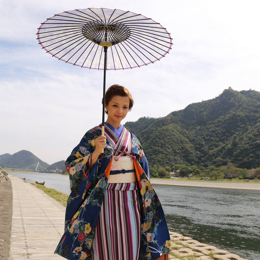 Coordinación kimono con sombrilla japonesa morada