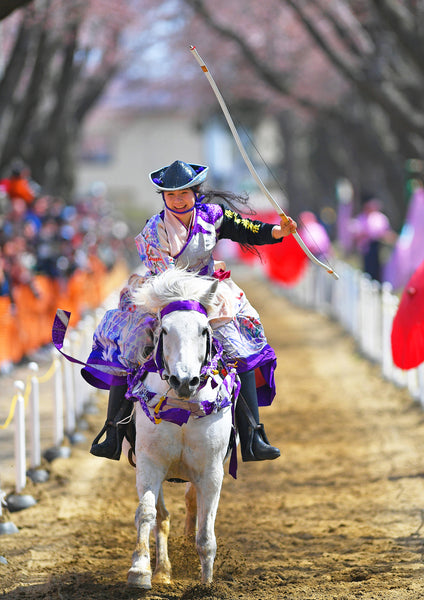 (2019) 3rd Cherry Blossom Yabusame Photo Contest Winner Special Award "Decorate the end of the Heisei era with everyone's V3" Hideki Mizuno