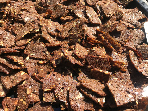 Knasende hjemmelavede rugbrødschips