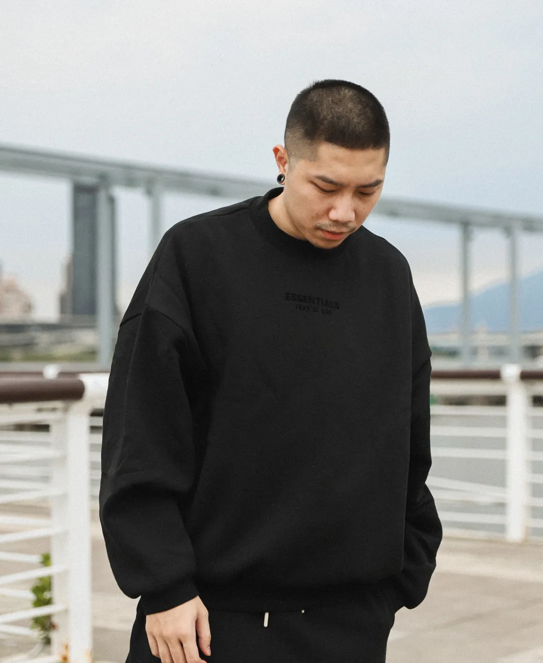 気質アップ FOG ESSENTIALS FLOWER PHOTO NECK SWEAT