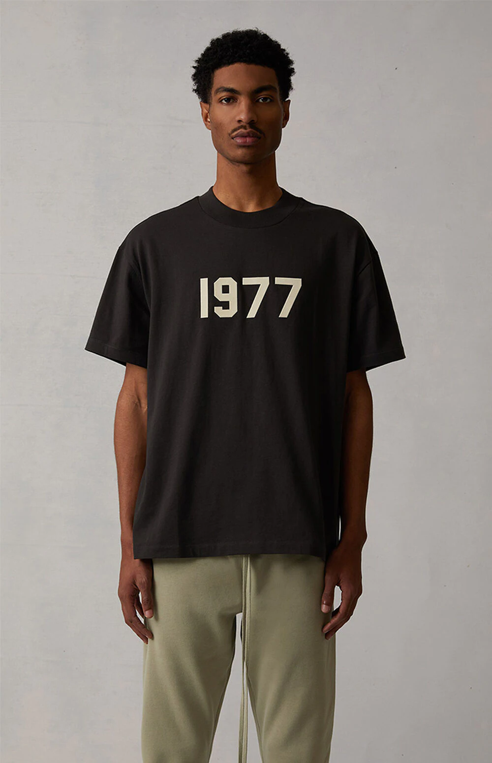 エッセンシャルズ 1977 ブラック ロング スリーブ Tシャツ XXS-