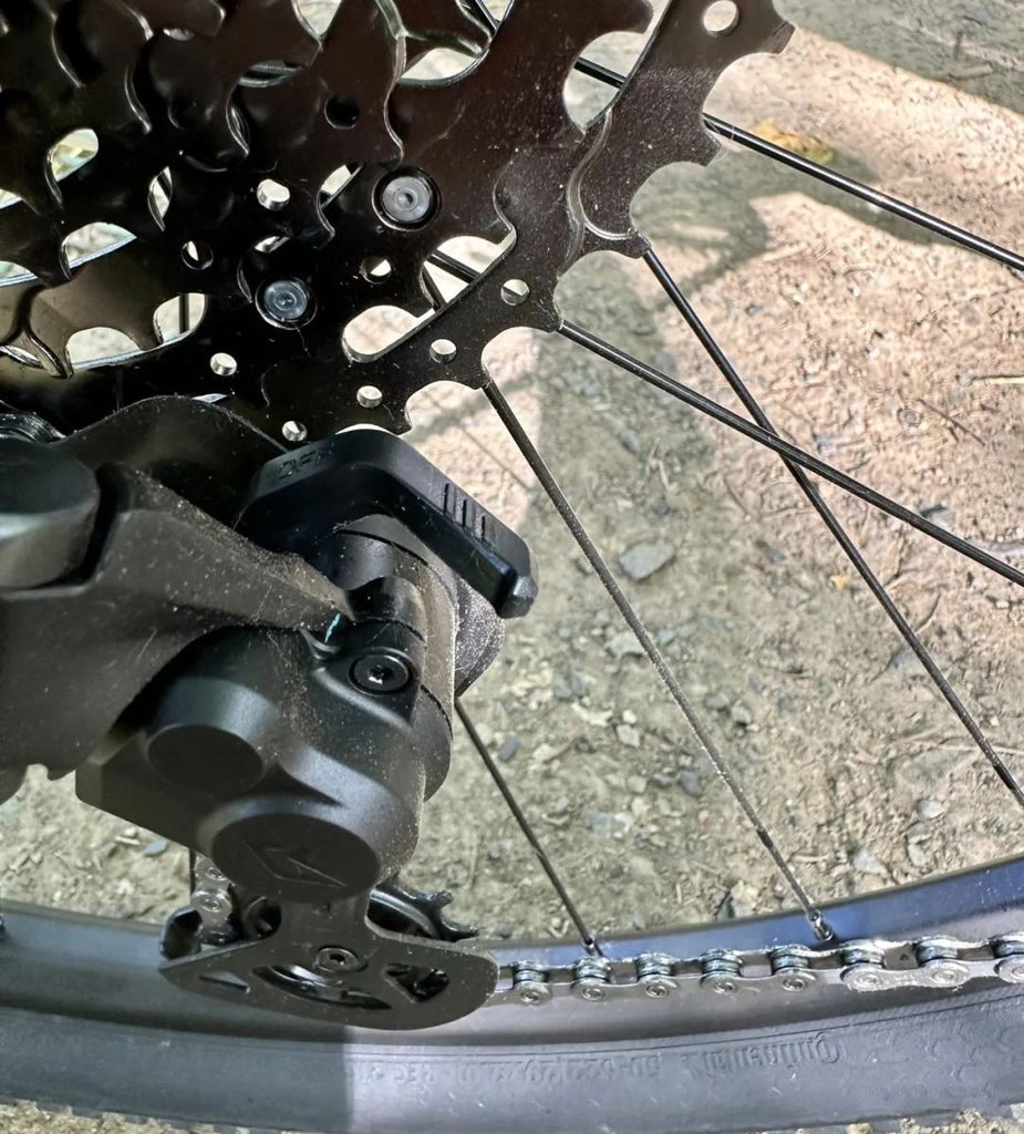 Strong rear derailleur with clutch lockout switch