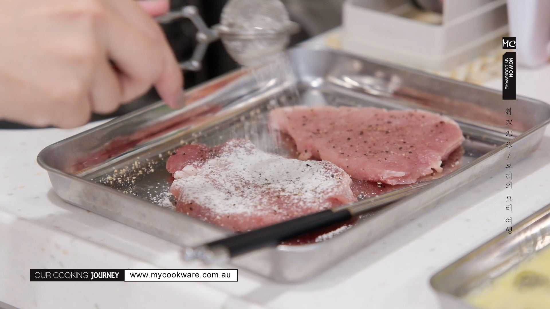Cover the pork chop with flour.