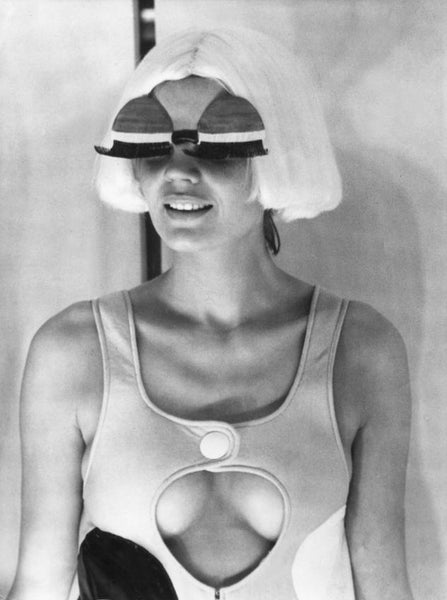 André Courrèges, le 2 juillet 1967, avec un mannequin montrant une tenue de ses collections de couture de 1967-1968.