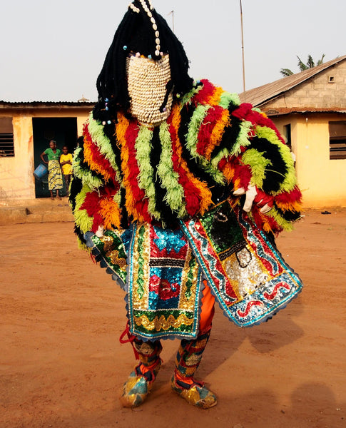 Egungun. Costume de cérémonie Voodoo. Benin