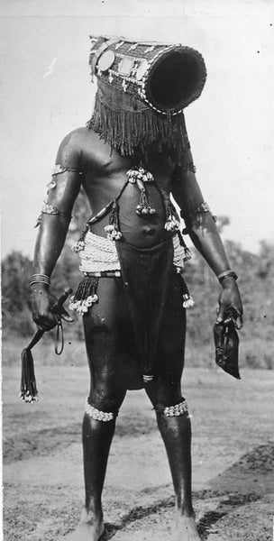 Danseuse en costume traditionnel lors d'une visite présidentielle. Côte d'Ivoire. vers 1947