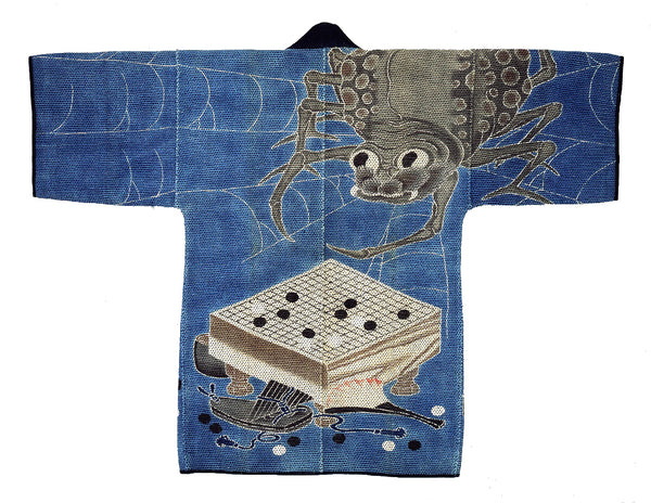 Manteau de pompier  décoré d'une araignée planant au-dessus d'un jeu de Go.
