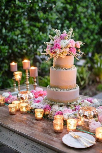 Adorn the cake table with candles of different sizes