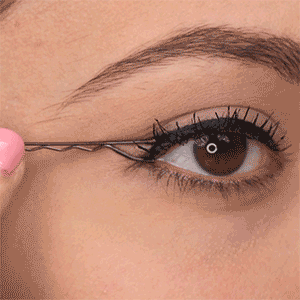 eyeliner bobby pin hack