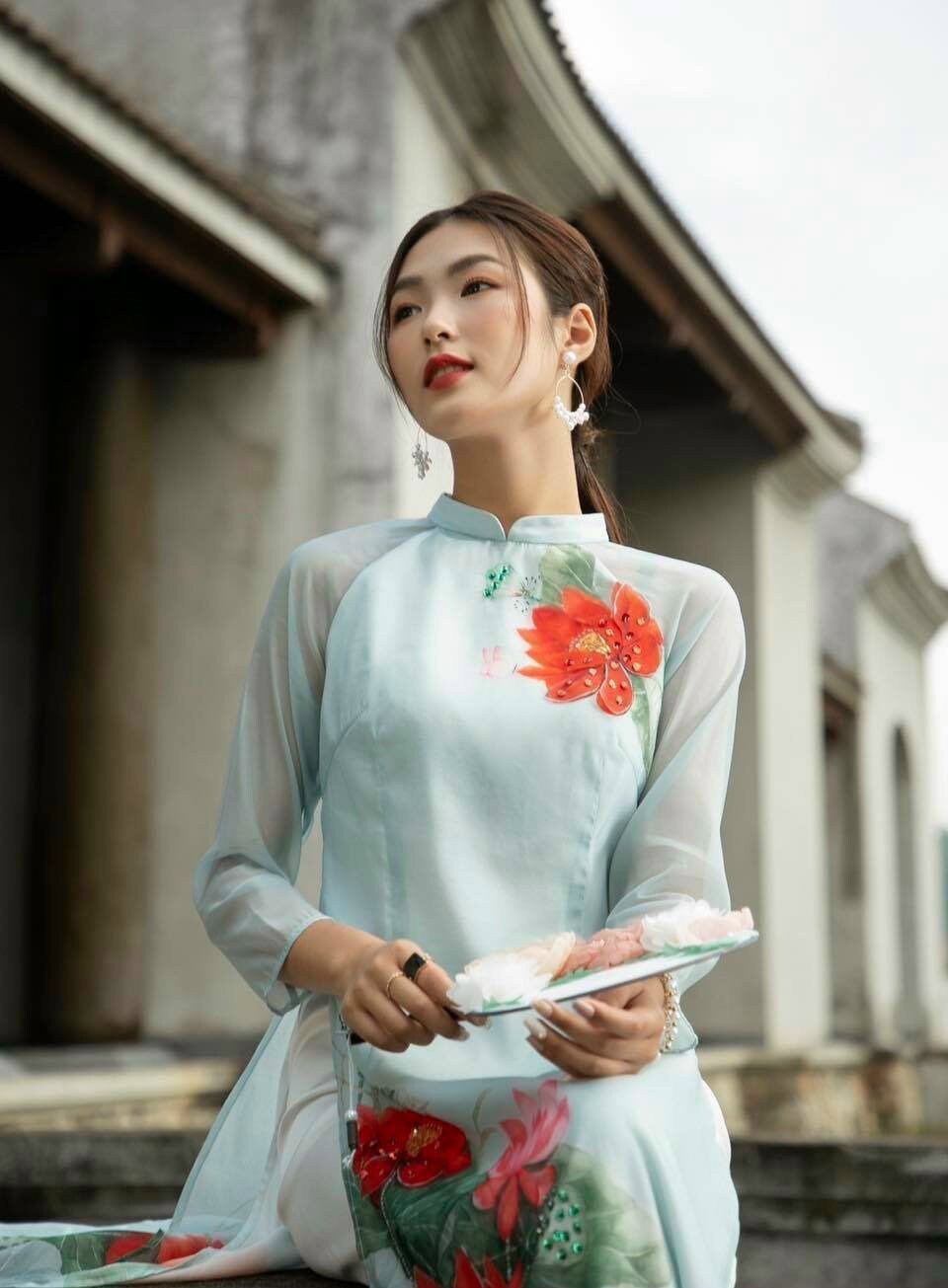 Lotus Ao Dai - một loại áo dài với nét đặc trưng là hoa sen được in hoa văn trên trang phục - mang đến cho các cô gái vẻ trang nhã, thướt tha và duyên dáng. Hãy khám phá bộ sưu tập áo dài hoa sen để tìm kiếm phong cách của riêng mình.