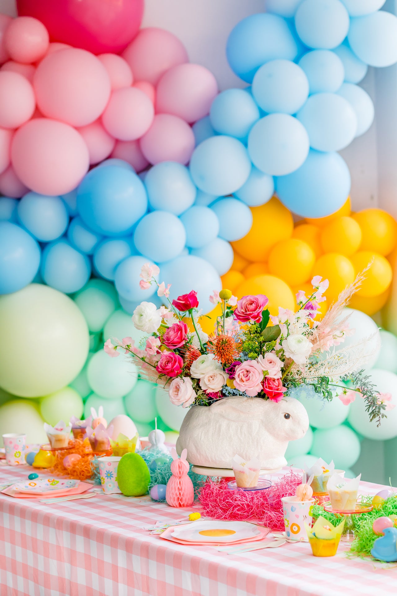 Bright Easter decoration ideas and table decorations.